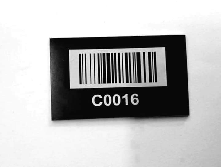 Code à barre sur plaque aluminium anodisé noir Code à barre sur plaque aluminium anodisé noir