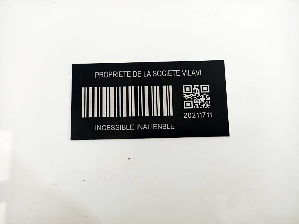 plaque d'identification QR code et code a barre sur aluminium anodisé noir