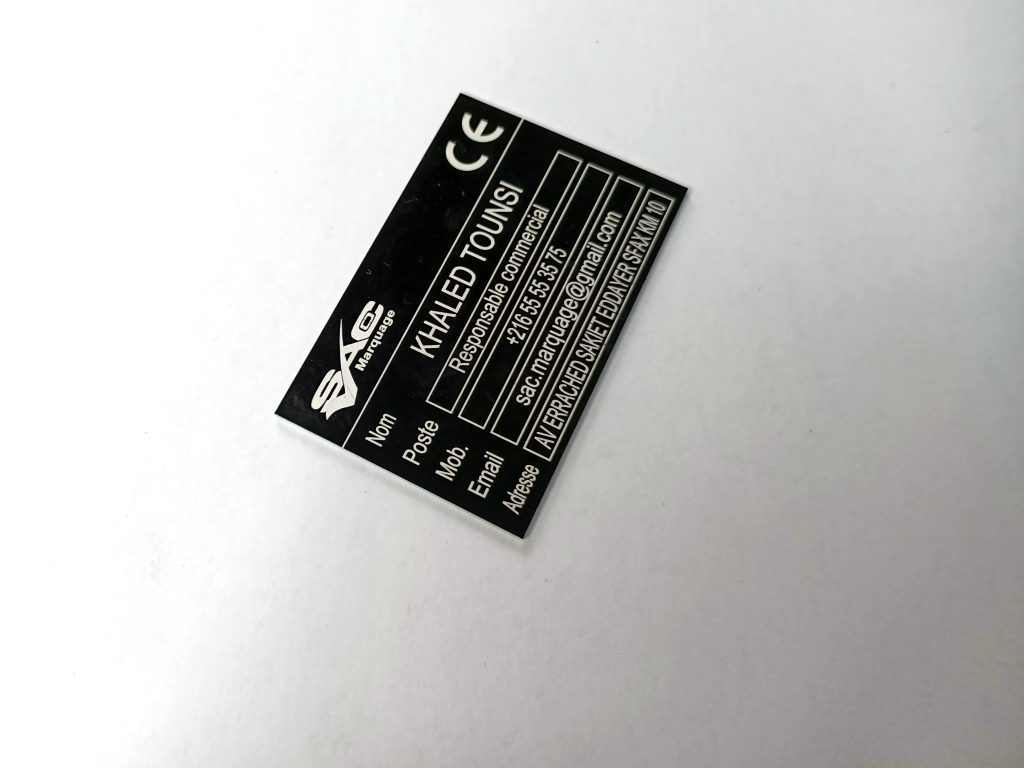 plaque en aluminium anodisé noir avec marquage laser