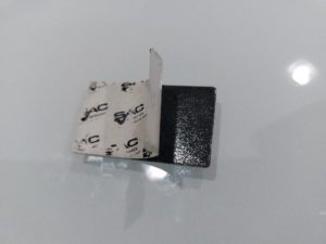 étiquette aluminium anodisé noir avec autocollant